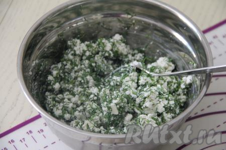 Перемешать творог с зеленью и начинка для лепёшек "Гезлеме" готова.