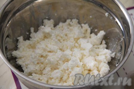 Готовое тесто разделить на 10 равных частей. Творог можно взять любой жирности и консистенции, выложить его в глубокую миску.