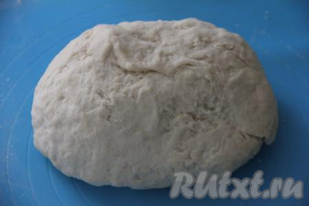 Замешанное тесто вымесить в течение 5 минут, затем накрыть плёнкой и оставить на столе, при комнатной температуре, на 30 минут.&nbsp;