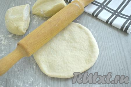 Получившуюся заготовку переворачиваем "швом" вниз и раскатываем в лепёшку диаметром примерно 15 сантиметров.&nbsp; Аналогично формируем ещё 2 лепёшки.