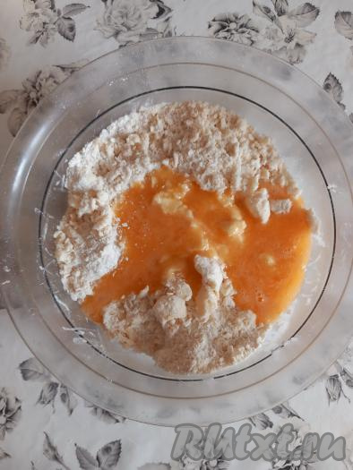  В отдельной ёмкости яйцо растереть&nbsp;вилкой (или венчиком) с 70 граммами сахара. Затем смесь яиц и сахара добавить в миску с крошкой из муки и масла.