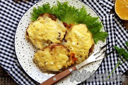 Мясо по-французски, приготовленное из свинины с&nbsp; с картошкой, переложить со сковороды на тарелку и подать в горячем виде к столу.​​