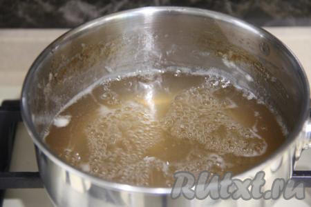 А после закипания варить желе из белой смородины на медленном огне 15 минут, периодически перемешивая и снимая образующуюся пенку.&nbsp;