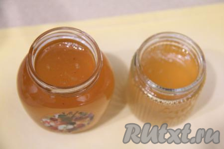 Заранее любым удобным способом простерилизовать банки (я обычно беру небольшие баночки разного объёма), прокипятить крышки в течение 3-4 минут с момента закипания воды. Горячее желе из белой смородины разлить по простерилизованным банкам, закрутить (или закатать) крышками. Из указанного количества ингредиентов получается 850 грамм смородинового желе. Не переворачивая баночки, укутать их в одеяло и оставить до полного остывания, после этого убрать на хранение в прохладное место.