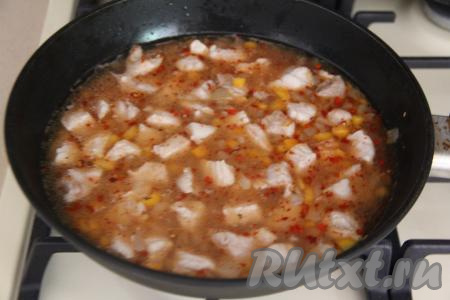 В сковороду со свининой, овощами и булгуром влить 400 миллилитров кипящей воды, перемешать, накрыть сковороду крышкой, дать закипеть на достаточно сильном огне.