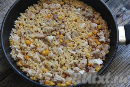 А затем, уменьшив огонь до минимума, готовить блюдо на медленном огне минут 20-25 (до полного впитывания воды и мягкости булгура).&nbsp;В процессе приготовления перемешивать не нужно. Готовое блюдо убрать с огня, перемешать.&nbsp;