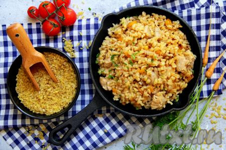 Вкусный, рассыпчатый булгур вместе с мягкой, нежной свининой,&nbsp;морковью и луком разложить со сковороды по тарелкам и сразу подать к столу.