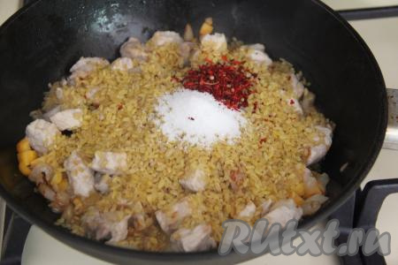 Добавить соль и специи, перемешать, обжарить в течение 2 минут, периодически перемешивая.