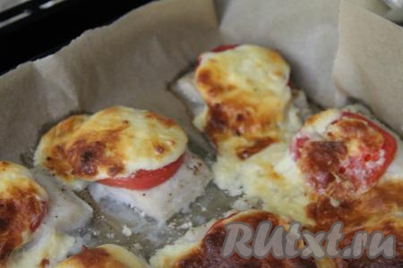 Поместить противень в духовку, разогретую до 180 градусов, запекать филе пангасиуса под&nbsp; помидорами и сыром минут 30.&nbsp;