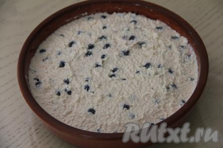 Форму для выпечки (я взяла керамическую форму диаметром 20 сантиметров) смазать растительным маслом, выложить творожно-черничную массу и разровнять.