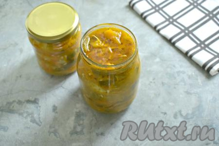 Салат из огурцов с корейской приправой снимаем с огня, сразу раскладываем по простерилизованным банкам, закатываем (или закручиваем) крышками. Банки с салатом из огурцов полностью остужаем, переворачивать и накрывать их не нужно. А затем отправляем в погреб или кладовую на хранение.&nbsp;Из указанного количества ингредиентов у меня получился 1 литр 250 миллилитров салата, я разложила его в банку объёмом 750 миллилитров и банку объёмом 500 миллилитров.