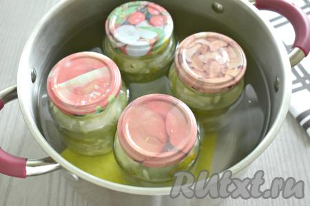 Банки с салатом из огурцов прикрываем прокипячёнными крышками. Берём объёмную кастрюлю, на дно кладём тканевую салфетку (или тряпочку, сложенную в 2-3 раза). В эту кастрюлю на салфетку ставим банки с салатом из огурцов. Вливаем в кастрюлю горячую воду, чтобы она доходила до "плечиков" банок. Ставим кастрюлю на средний огонь. После того как вода в кастрюле закипит, сразу уменьшаем огонь и стерилизуем банки с огуречным салатом 10 минут. Аккуратно достаём банки из кастрюли и плотно закручиваем (или закатываем)&nbsp; крышками.