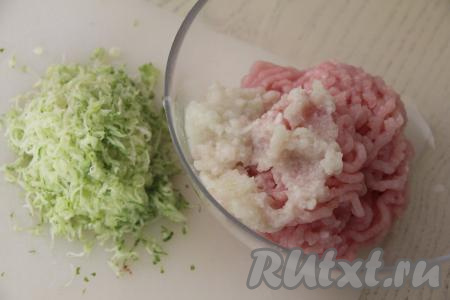 Рис выложить в сито, промыть водой, после этого переложить в кастрюлю с кипящей подсоленной водой, ещё раз дать воде закипеть и, уменьшив огонь, варить 15 минут (до полуготовности риса). Затем откинуть отваренный рис на сито, лишней жидкости дать стечь, немного остудить. Кабачок вымыть, если у него толстая кожура и крупные семечки, их нужно будет удалить. Куриный фарш можно взять покупной, но я решила взять куриное филе и пропустить его через мясорубку в домашних условиях. В миску с куриным фаршем добавить пропущенный через мясорубку (или натёртый на крупной тёрке) очищенный лук. 100 грамм подготовленного кабачка натереть на мелкой тёрке.