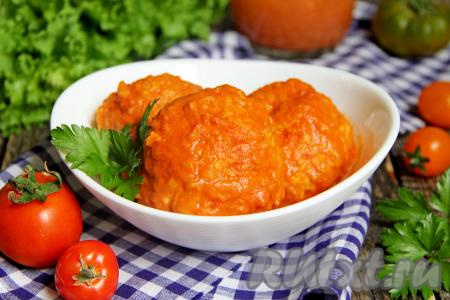 Аппетитные, вкусные, нежные тефтели, приготовленные с кабачком и куриным фаршем, вместе с соусом разложить по тарелкам и подать к столу в горячем виде с гарниром или со свежими овощами.