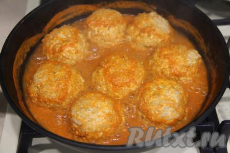 Томить тефтели 25 минут. За это время 3-4 раза тефтели нужно будет перевернуть, чтобы они равномерно протушились в соусе со всех сторон.&nbsp;