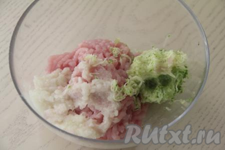 Натёртый кабачок руками отжать от лишнего сока (отжатый сок нам не понадобится). Кабачковую массу, отжатую от сока, добавить в миску с фаршем и луком.