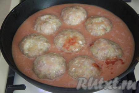 Влить получившийся томатно-сметанный соус в сковороду, он должен покрывать куриные тефтели с кабачком, как минимум, на 2/3, поставить на огонь. Как только соус закипит, убавить огонь до минимума, накрыть сковороду крышкой.&nbsp;