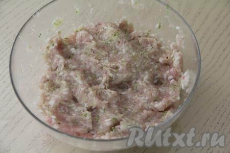 ​​​​​​​Хорошо вымесить фарш с кабачком и рисом.&nbsp;