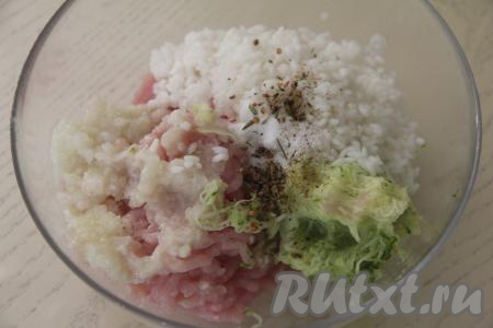 Сюда же выложить остывший рис, всыпать соль и специи.&nbsp;