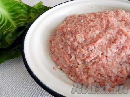 Фарш посолить, поперчить и тщательно вымесить руками.
