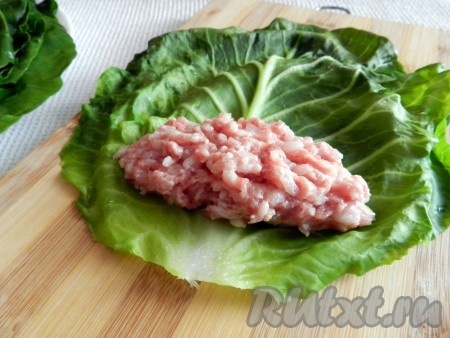 У капустных листьев срезать утолщения у основания. Выкладывать фарш на каждый подготовленный капустный лист.
