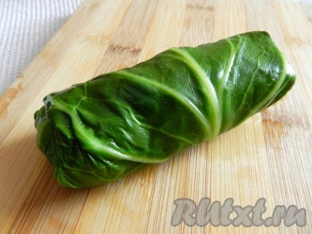 И сворачивать голубцы, стараясь прижимать капусту плотнее, чтобы при тушении голубцы не развалились.
