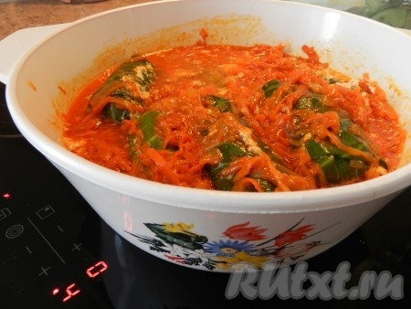 В процессе тушения молоко свернётся. Образовавшуюся сыворотку можно выбрать ложкой, она нам не нужна - молоко уже сделало своё дело. Добавить в наши голубцы овощную заправку и тушить на медленном огне под крышкой до готовности (ещё, примерно, 20 минут).