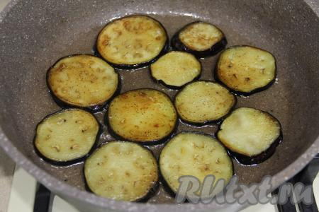 Обжарить баклажаны на среднем огне с двух сторон до золотистого цвета.&nbsp;