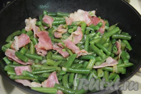 Обжарить фасоль с беконом в течение 3-5 минут. Если вы добавляли замороженную фасоль, тогда её придётся обжаривать чуть дольше, так как стручки должны разморозиться и хорошо прогреться.&nbsp;