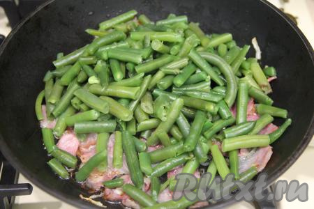 Отваренную&nbsp; фасоль (или замороженную стручковую фасоль, которая была отварена перед замораживанием) добавить в сковороду с беконом и луком, перемешать.