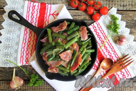 Разложить стручковую фасоль с беконом со сковороды по тарелкам и в горячем виде подать вкусное, ароматное блюдо к столу.