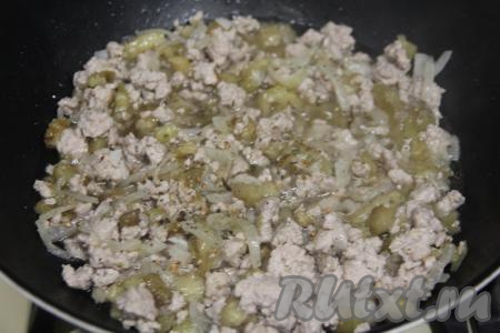 В сковороду с баклажанами переложить фарш с луком, посолить, приправить специями по вкусу, перемешать, обжаривать минут 5, время от времени помешивая.&nbsp;