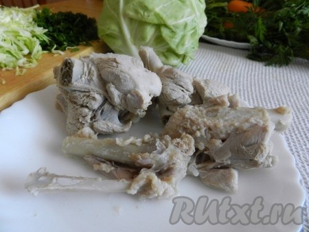 Когда бульон сварился, посолила его, вытащила крыло индейки, отделила мясо от костей и вернула в бульон.