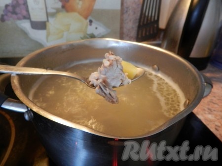 Туда же добавила картофель и варила до готовности.