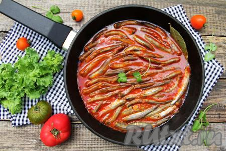 Вкусную, нежную, аппетитную мойву вместе с томатным соусом и подушкой из моркови и лука, на которой тушилась рыба, разложить со сковороды по тарелкам и в горячем или холодном виде подать к столу, дополнив гарниром.