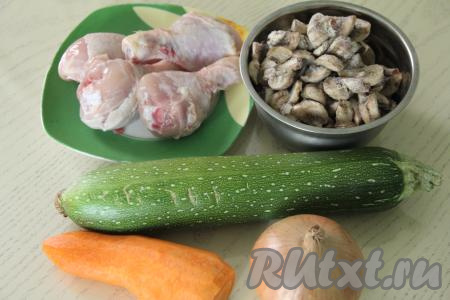 Подготовить продукты для приготовления курицы с грибами и кабачками на сковороде. Кабачок вымыть. Если у кабачка тонкая кожица, тогда её можно не срезать. Мелкие семечки тоже можно оставить, а вот если у кабачка крупные семечки, тогда их нужно будет удалить вместе с мякотью. Лук и морковь почистить. Свежие шампиньоны вымыть, нарезать на пластины. Я использовала замороженные шампиньоны, нарезанные на пластины, предварительно размораживать их не нужно. Части курицы (у меня - куриные ножки) вымыть, обсушить.&nbsp;