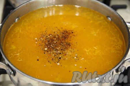 Рыбному супу с консервами, пшеном и картошкой дать закипеть, уменьшить огонь, посолить, приправить любимыми специями (я добавила смесь молотых перцев), варить 10 минут.&nbsp;