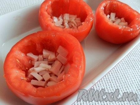 В каждый помидор положить немного ветчины.