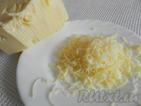 Сыр натереть на терке.