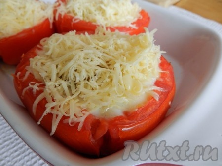 Через 20 минут яйцо должно запечься, вынуть помидоры из духовки и посыпать натертым сыром. Если кожица помидора треснула, ничего страшного, главное, чтобы не вытекло его содержимое. Поставить яичницу в помидоре в духовку еще на 5 минут, чтобы расплавился сыр.