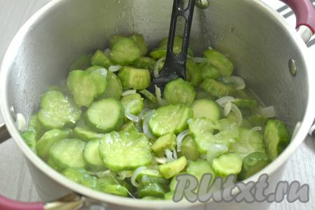 После закипания жидкости провариваем салат из огурцов ровно 5 минут с момента закипания, периодически перемешивая.&nbsp;Огурчики в процессе варки изменят свой цвет. Выключаем огонь, вливаем в салат уксус и хорошо перемешиваем.