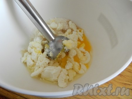 Творог желательной брать мягкий, но сухой. В объёмной ёмкости творог растереть с яйцами и сахаром погружным блендером до получения пышной, однородной творожной массы.