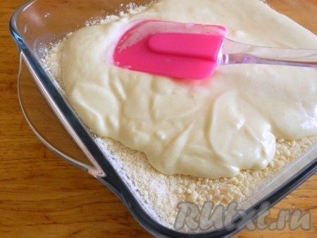 Форму для выпечки (я взяла квадратную форму размером 20х20 сантиметров) смазать сливочным маслом. На дно формы выложить половину теста-крошки. Сверху равномерно распределить творожную массу.