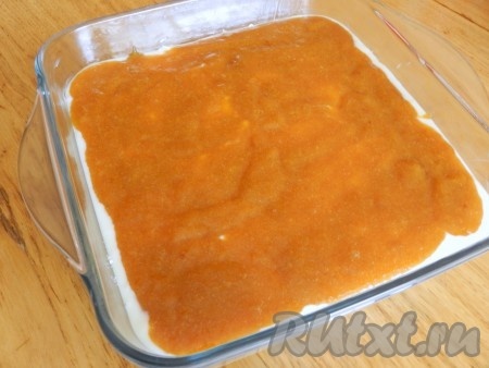 На творожную массу равномерно выложить слой варенья.