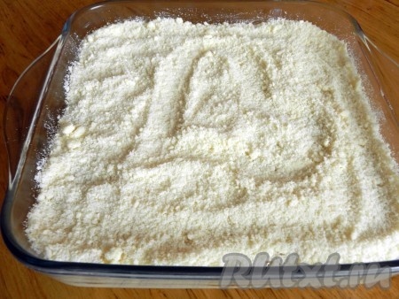 Сверху равномерно распределить оставшееся тесто-крошку. Выпекать королевскую ватрушку с вареньем и творогом в духовке, заранее разогретой до 180 градусов, 40-45 минут.