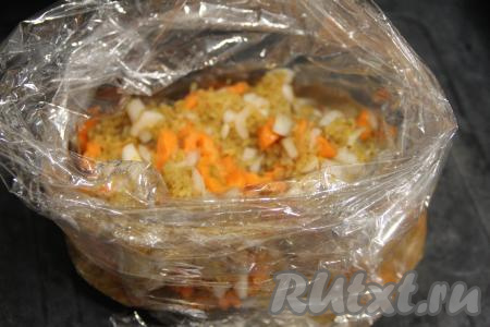 Перемешать булгур со специями, овощами и мясом. Взять рукав для запекания, завязать его с одной стороны, затем выложить из миски части курицы с булгуром и овощами, влить 400 миллилитров воды комнатной температуры. Завязать рукав со второй стороны.