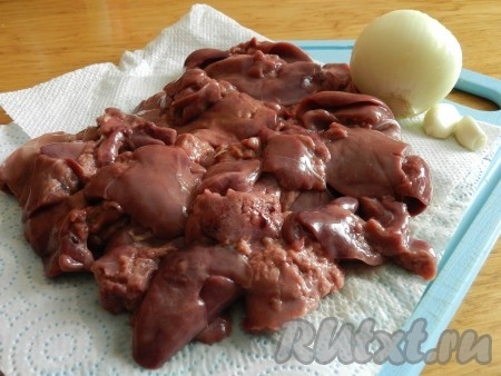 Куриную печень промыть, очистить от пленок, обсушить бумажными полотенцами. При помощи блендера или мясорубки измельчить куриную печень вместе с чесноком и луком.