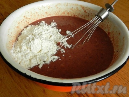 Постепенно всыпать муку, тесто должно быть по густоте, как на печеночные оладьи. Тщательно перемешать, чтобы масса была однородной и не было комков.