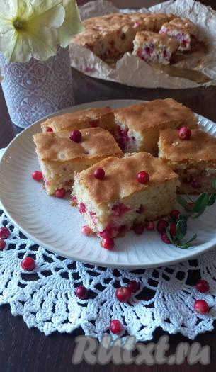 Блонди с брусникой достать из духовки, остудить, вынуть из формы и подать наивкуснейший пирог с чашечкой чая или кофе.&nbsp;&nbsp;