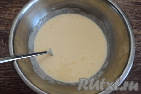 Перемешать вилкой сметану с яйцами до однородности.